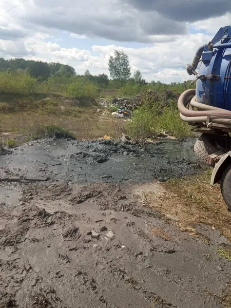 На Ковельщині нечистоти зливали прямо на землю (фото)
