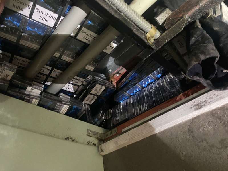 Виявили в «Ягодині»: пасажирка потяга нашпигувала стелю купе куривом (фото)