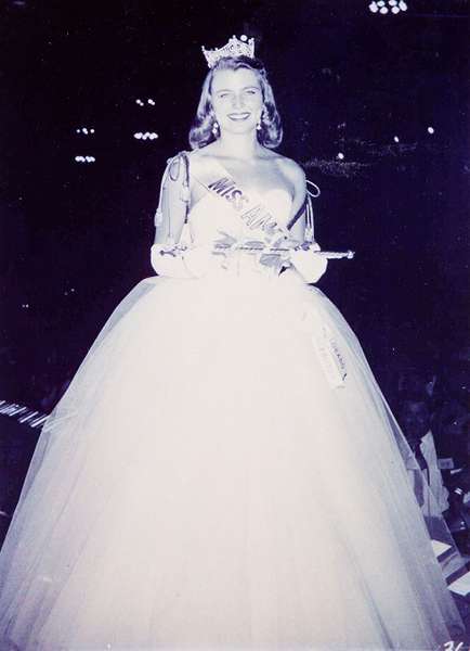 «Міс Америка-1958» віддала свою корону на аукціон (фото)