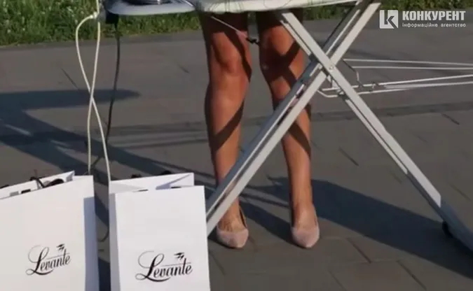 У Луцьку на площі оголена жінка прасувала білизну (відео)