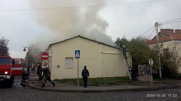 У Луцьку в Старому місті горить закинута будівля (фото)