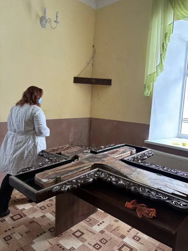 На Волині врятували унікальне «Розп’яття» від плісняви та руйнування (фото, відео)