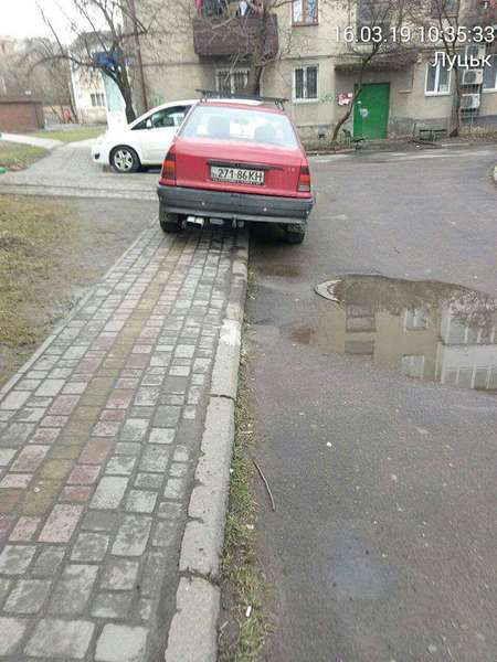 У Луцьку муніципали покарали «автохамів» за паркування на тротуарах (фото)