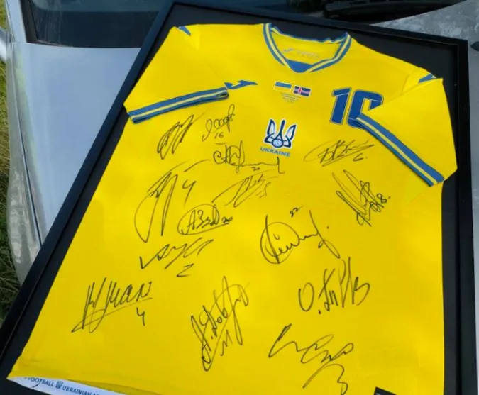 За донат: волинянин отримав футболку з підписами збірної України з футболу (фото)