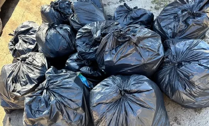 На Волині б'ють на сполох через гори  сміття на берегах озера (фото)
