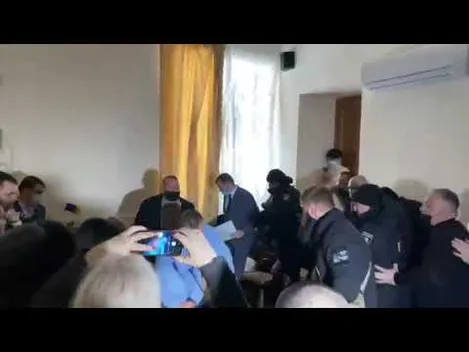 Бігав по столах і ламав меблі: нардеп-«ексслуга» Дмитрук влаштував бійку в Одеській мерії (відео)