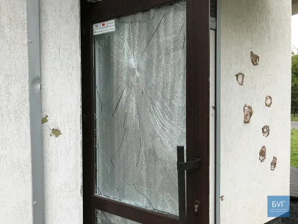 У Нововолинську розтрощили магазин дитячого одягу та автівки власників (фото)