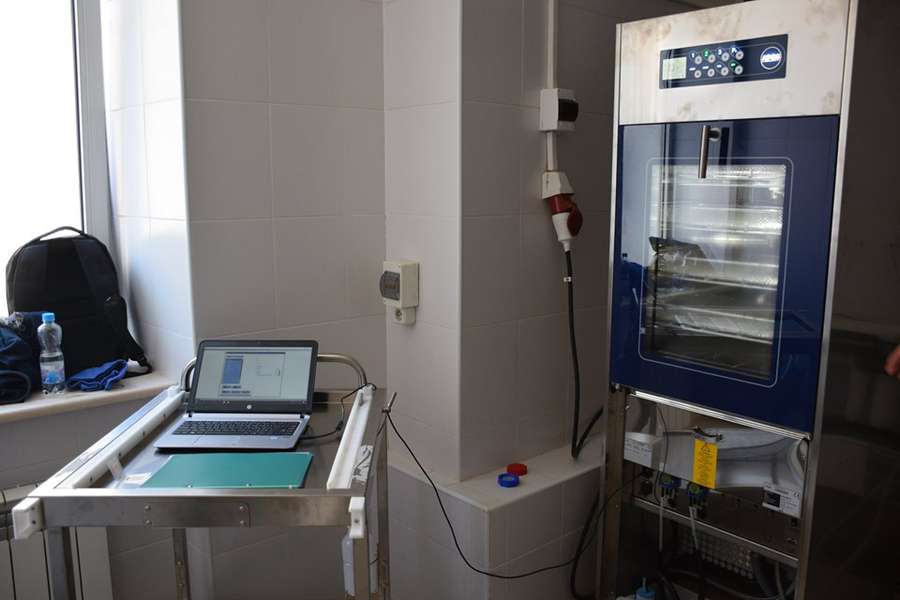 Волинська обласна лікарня отримала машину, яка миє і стерилізує інструменти (фото)