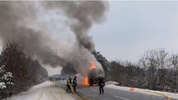 На Рівненщині посеред дороги спалахнув бензовоз із 20 тоннами пального (відео)