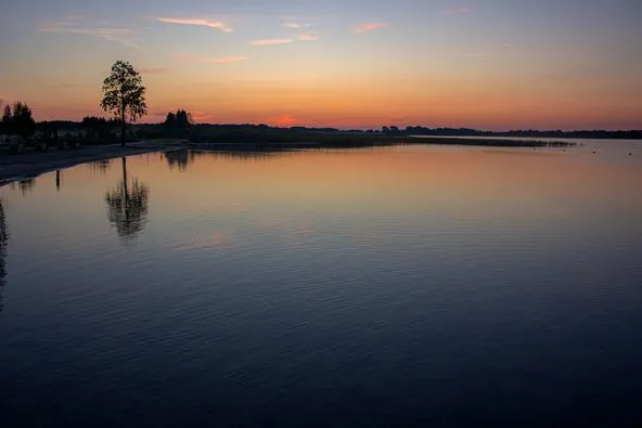 Історик-мандрівник показав розкішний світанок на березі волинського озера (фото)