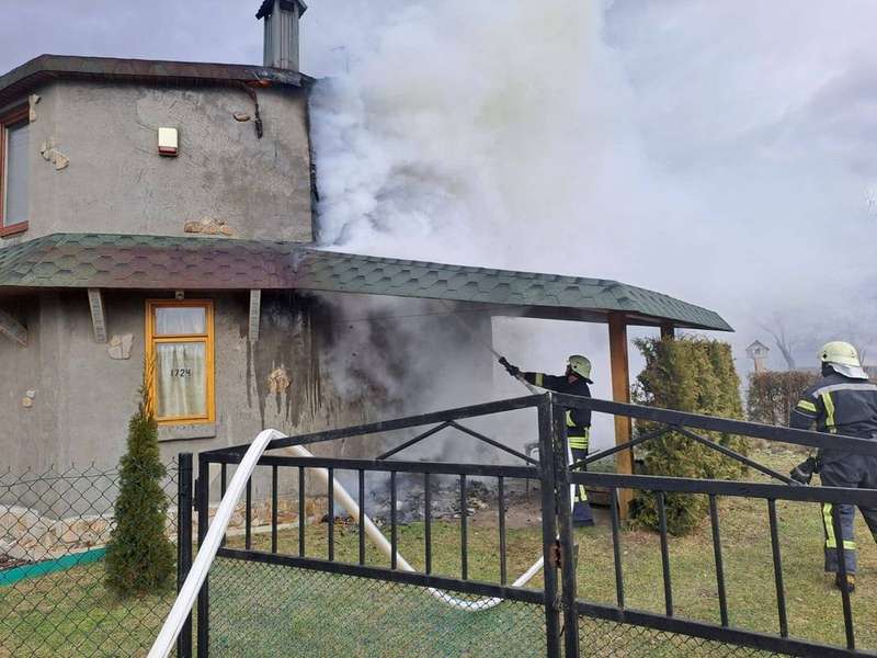 Обгоріла стіна і покрівля: волинські рятувальники приборкали пожежу в дачному будиночку (фото)