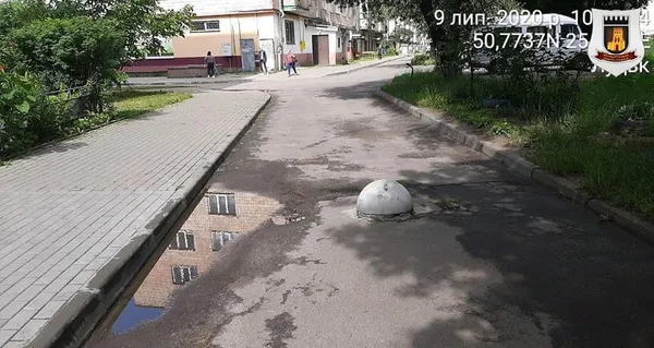 У Луцьку демонтують незаконні обмежувачі руху в дворах (фото)