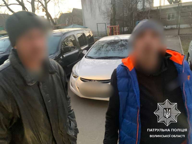 У Луцьку затримали двох підозрілих чоловіків, які ходили по під'їздах (фото)