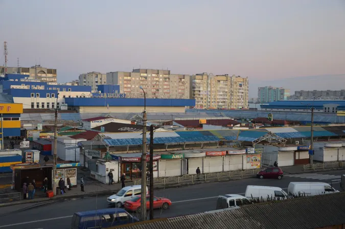 На ринку у Луцьку жінка вкрала гаманець з торгового контейнера