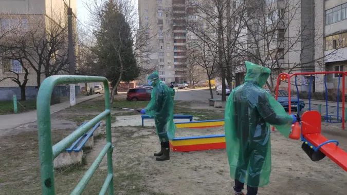 Діти на майданчиках – батьки ігнорують карантин, –  Луцькрада