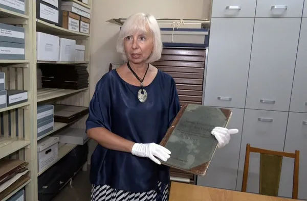 Головна зберігачка фондів Ольга Корецька тримає у руках пам’ятну книгу відгуків, що була заведена у день відкриття Волинського краєзнавчого музею 16 червня 1929 року.