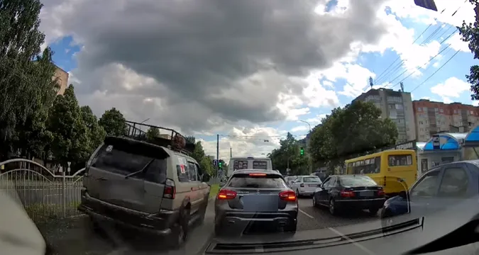 У Луцьку маневр позашляховика шокував інших водіїв (відео)