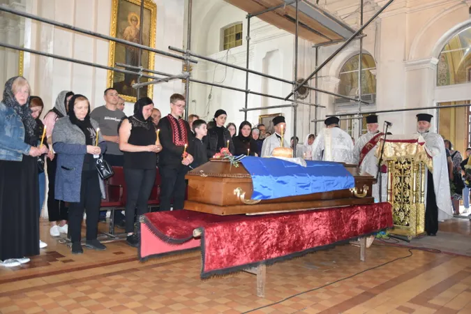 Луцьк на колінах прощався з загиблим Героєм