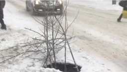 На дорозі в Луцьку автомобіль провалився у яму (відео)