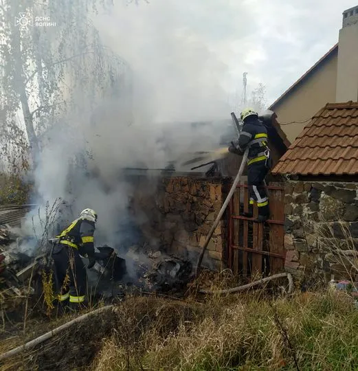 У Рожищі через підпалене сміття загорілася альтанка