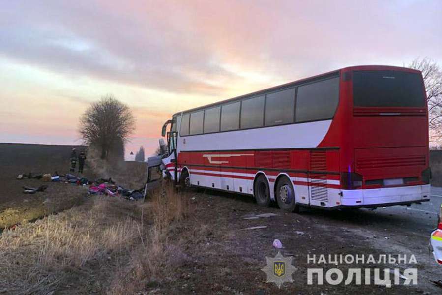 Семеро загиблих: бус, який віз біженців з Дніпра, потрапив у ДТП на Хмельниччині (фото)