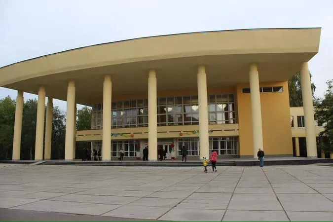 У Луцьку біля Бонатічного саду покинули ремонт сходів