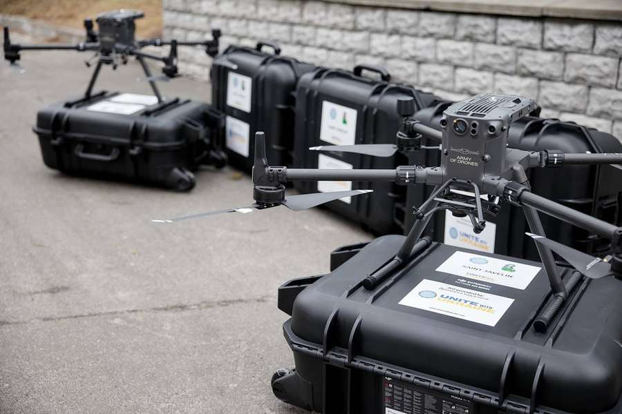 Армії дронів передали 30 комплектів безпілотників (фото)