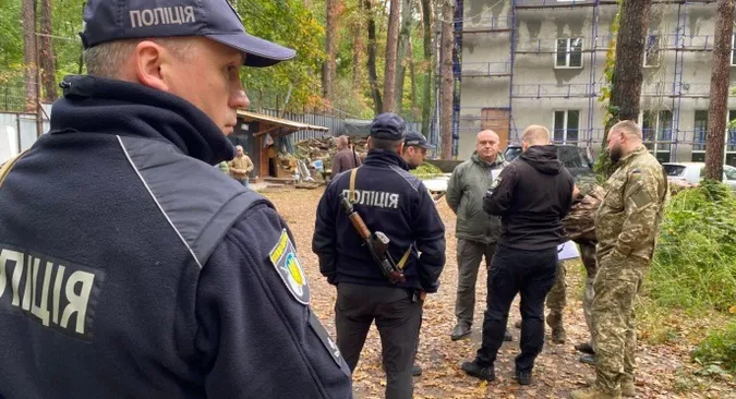 Юристи дружини Медведчука прийшли повертати майно у Пуща-Водиці (фото)
