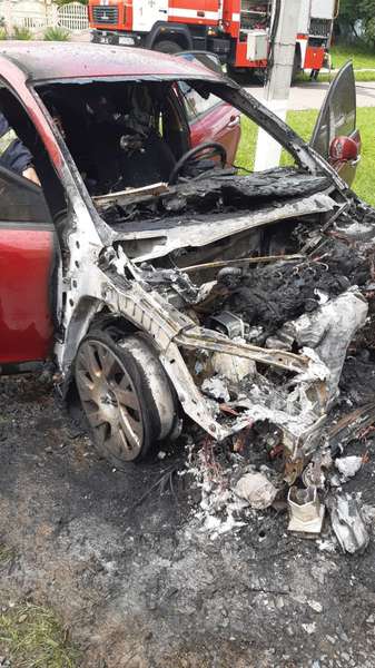 У Крупі на дорозі загорілося авто (фото, відео)