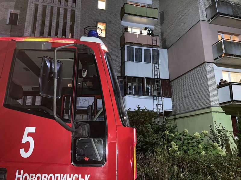У Нововолинську дитина зачинилася у квартирі на четвертому поверсі (фото)