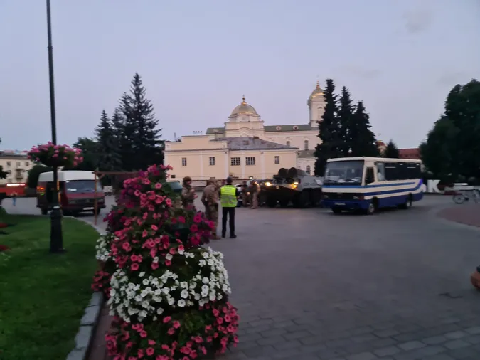 «Мо-ло-дці!» – лучани дякують правоохоронцям за роботу (відео)