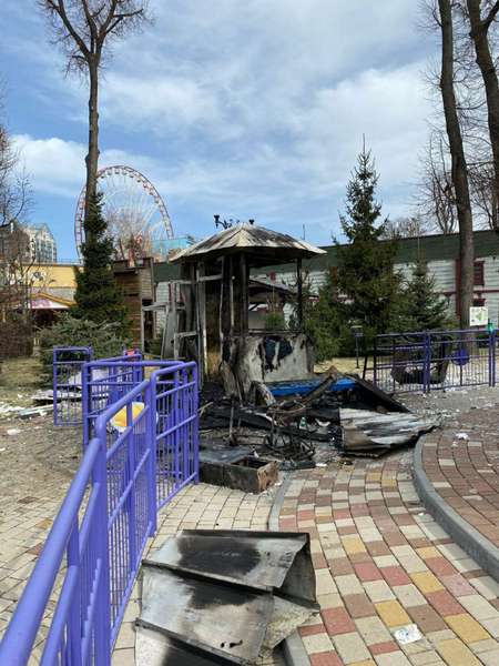 Окупанти обстріляли парк у Харкові, коли там працювали люди (фото)