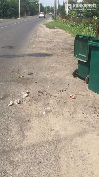 Вивіз сміття у Луцьку: комунальники розкидали відходи по дорозі  (відео)