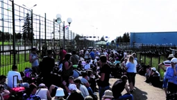 Години очікування: українці застягли в черзі, аби перентути кордон з Польщею (відео)