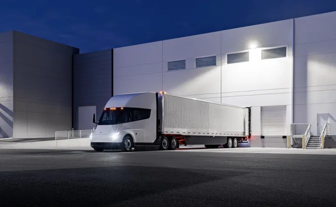 Комапнія Tesla відкликає електровантажівки Semi