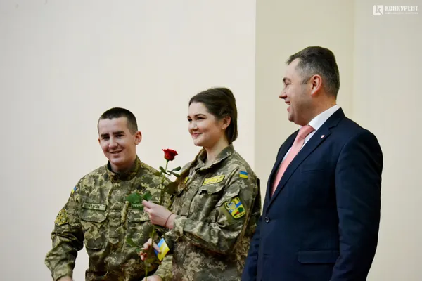 У Луцькому НТУ вручили погони молодшим лейтенантам (фото)