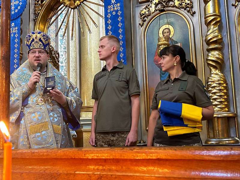 Залужний відзначив волинського священника прапором зі своїм автографом (фото)