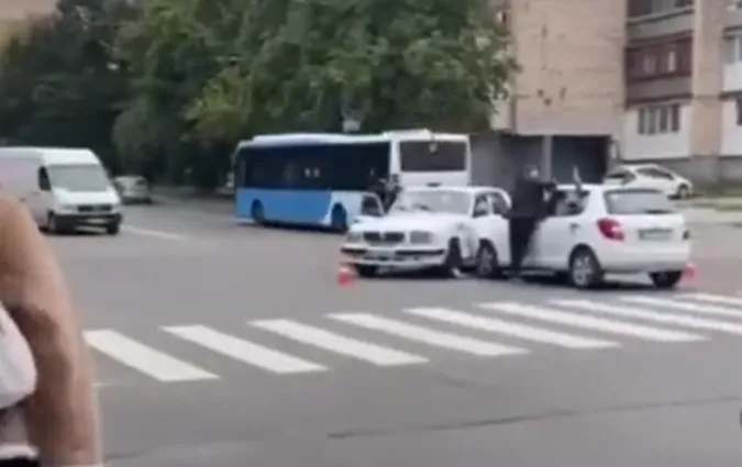 У Луцьку на проспекті Відродження зіткнулись два легковики (відео)