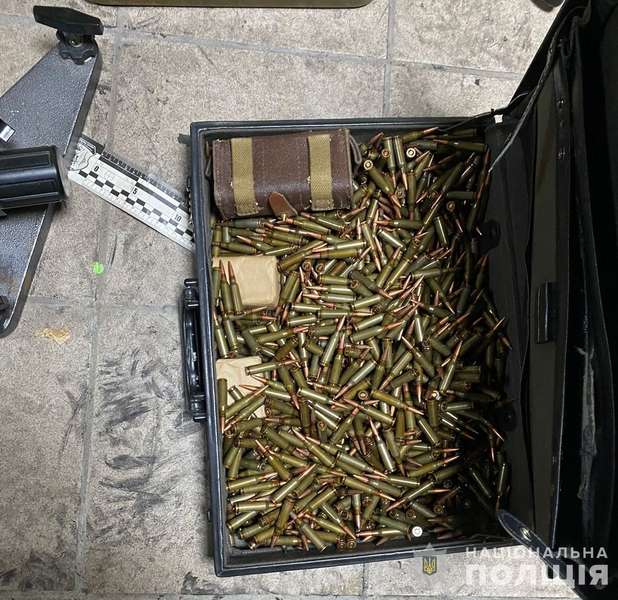 Цілий арсенал та мільйони доларів: у Дніпрі затримали торговців зброєю (фото, відео)
