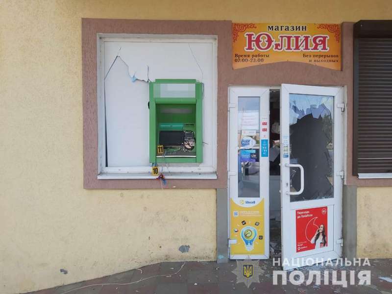 Злодії-лузери підірвали банкомат, але грошей так і не вкрали (фото)