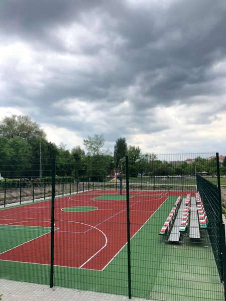 Біля парку в Луцьку готуються до відкриття баскетбольного майданчика (ФОТО)