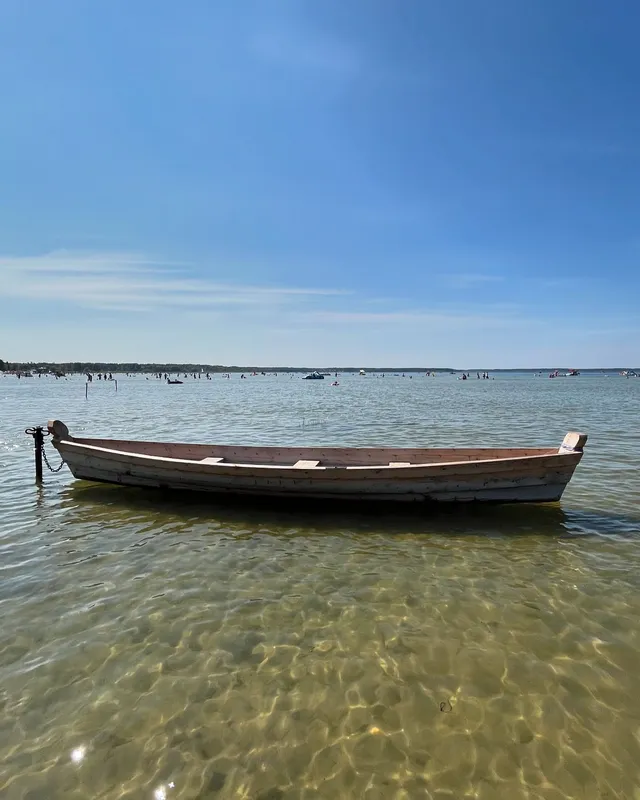 Спека, прохолодна водичка і качечки: як минають останні літні дні на Світязі (фото)