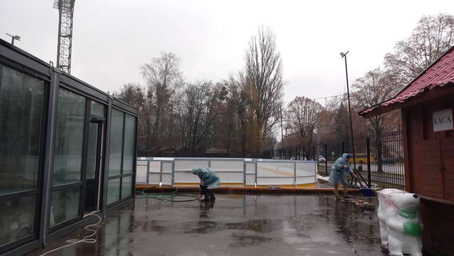 У Луцьку біля «Авангарду» буде ковзанка і парк атракціонів: коли запрацює (фото, відео)