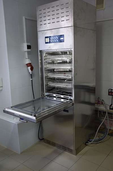 Волинська обласна лікарня отримала машину, яка миє і стерилізує інструменти (фото)