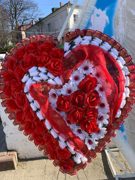 «Любов до гробу»: у Калуші ритуальний салон облаштував фотозону до Дня закоханих (фото)