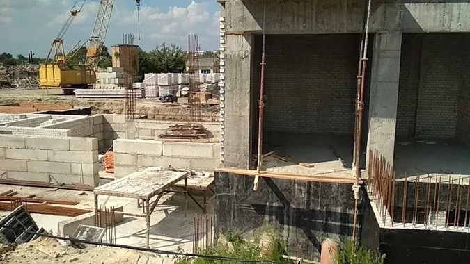 У Луцьку на будівництві чоловіка засипало піском