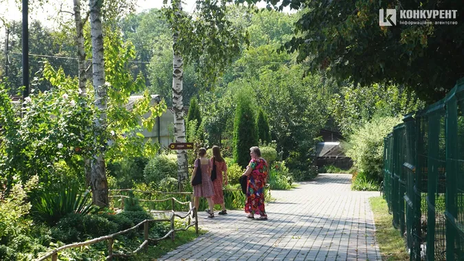 Серпневий квітник у Луцькому зоопарку (фото)