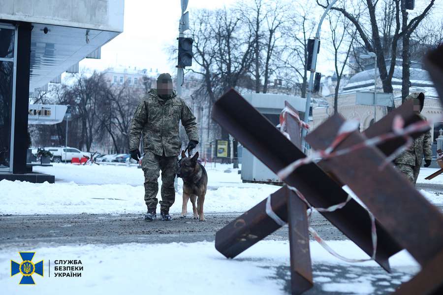 В урядовому кварталі Києва СБУ шукає диверсантів і заборонені предмети (фото)