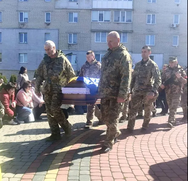 На Волині попрощалися із молодим воїном Віктором Красноперою (фото)