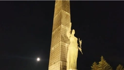 У Луцьку підсвітили пам’ятник Шевченку і стелу на меморіалі (фото)